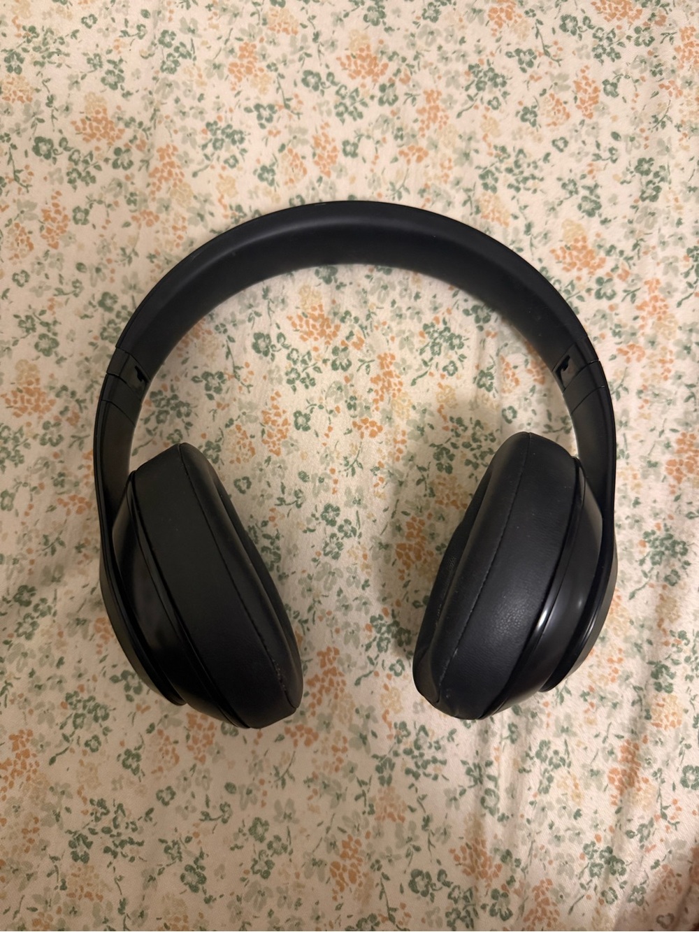 Studio3 Wireless Over-Ear Headphones — Matte Black - Picture 4 of 7